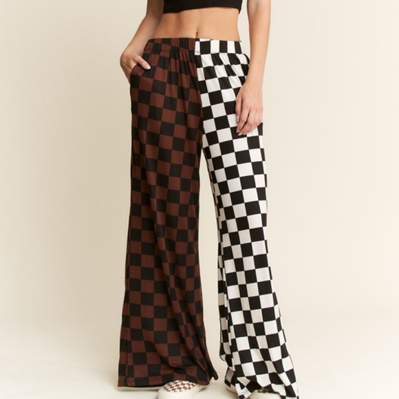 🏁 JUST ARRIVED 🏁 Split Decision Checkered Wide-Leg Pants - Picture 4 of 9